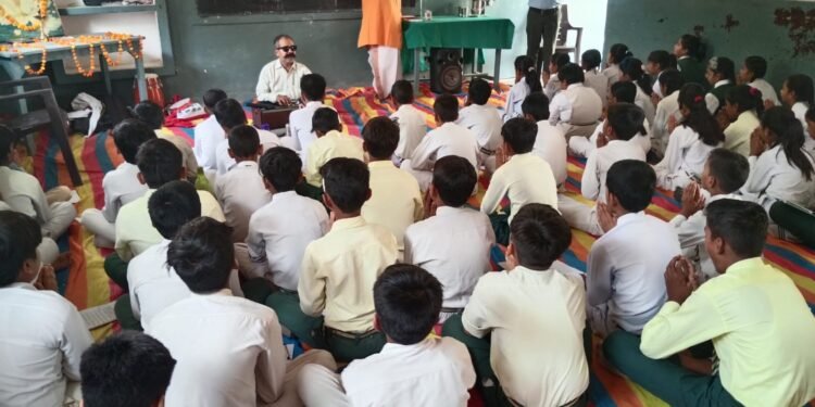 दूसरे दिन की कार्यशाला में छात्रों ने किया श्लोकों का सस्वर गायन।