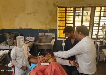 ट्रक के चपेट आए मोटरसाइकिल सवार दम्पति।