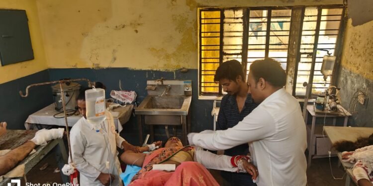 ट्रक के चपेट आए मोटरसाइकिल सवार दम्पति।