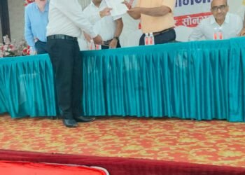 दी सोनभद्र टैक्स बार एसोसिएशन ने जी एस टी की समस्याओं को लेकर दिया ज्ञापन।