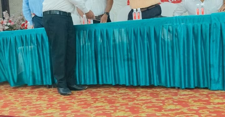 दी सोनभद्र टैक्स बार एसोसिएशन ने जी एस टी की समस्याओं को लेकर दिया ज्ञापन।