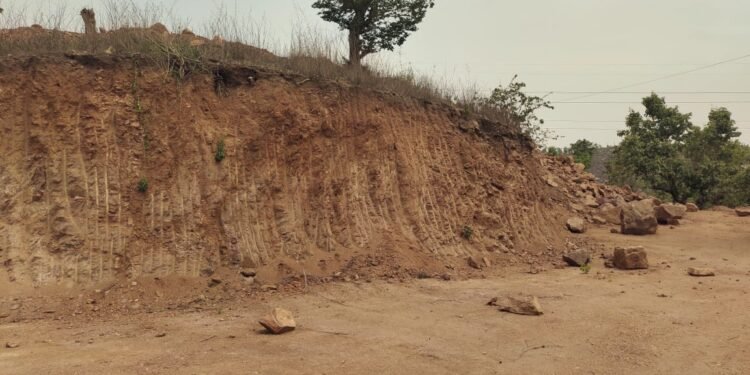 खुलेआम जेसीबी व पोकलेन मशीन से पहाड़ कटिंग विभाग मौन ।