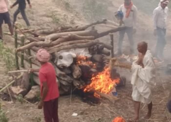 मां-बेटे की एक साथ जली चिंता0-रो-रो कर बुरा हाल है परिजनों का, गांव में छाया मातम।
