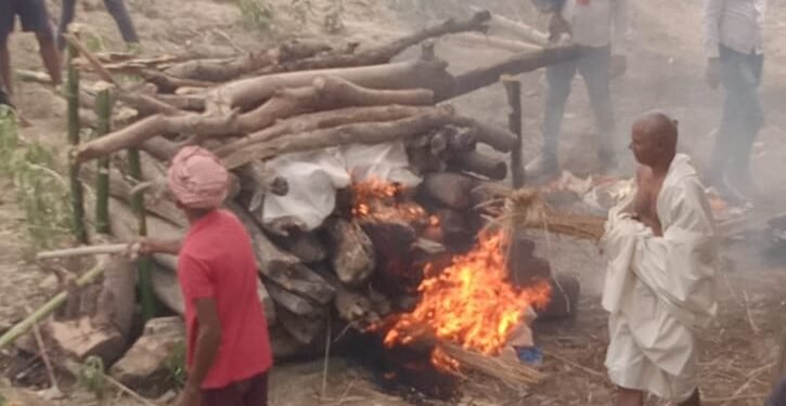 मां-बेटे की एक साथ जली चिंता0-रो-रो कर बुरा हाल है परिजनों का, गांव में छाया मातम।