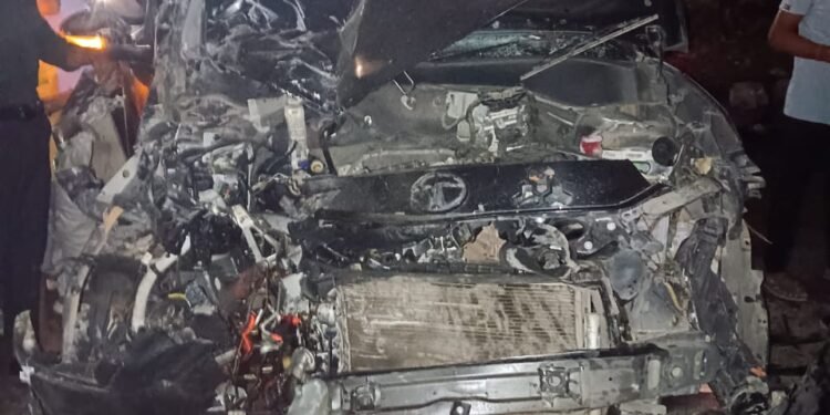 कार ट्रक के टक्कर में कार सवार चार में दो घायल।