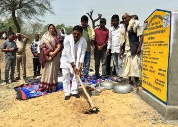 तलाब सुंदरीकरण के लिए समाज कल्याण राज्यमंत्री ने नारियल तोड़कर ,फावड़ा चलाकर शुभारंभ किए।