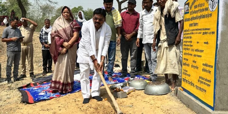 तलाब सुंदरीकरण के लिए समाज कल्याण राज्यमंत्री ने नारियल तोड़कर ,फावड़ा चलाकर शुभारंभ किए।