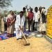 तलाब सुंदरीकरण के लिए समाज कल्याण राज्यमंत्री ने नारियल तोड़कर ,फावड़ा चलाकर शुभारंभ किए।