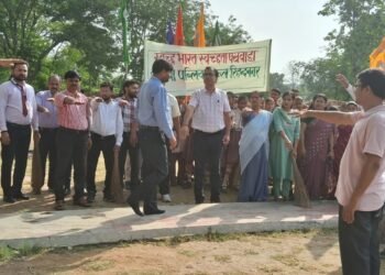 सड़को पर झाड़ू लगाकर दिया स्वच्छ्ता का संदेश।