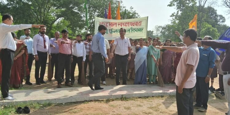 सड़को पर झाड़ू लगाकर दिया स्वच्छ्ता का संदेश।