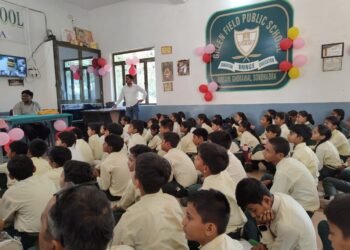 छात्रों को बालगीता बांटकर कार्यशाला का हुआ समापन।