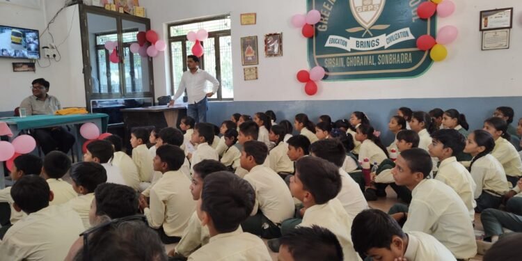 छात्रों को बालगीता बांटकर कार्यशाला का हुआ समापन।