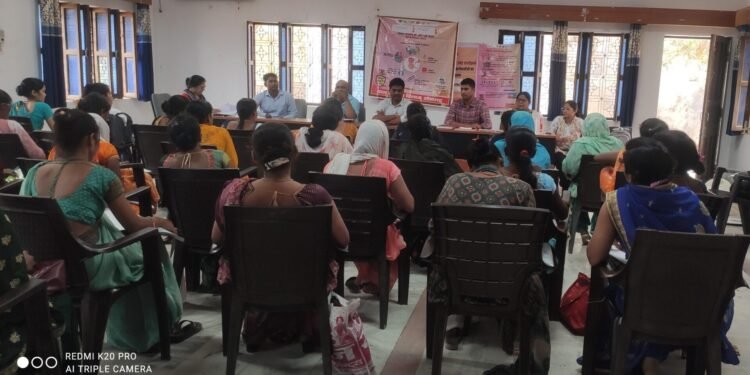 खंड विकास अधिकारी एवं बाल विकास परियोजना अधिकारी महोदय की अध्यक्षता मे नवनियुक्त आंगनवाड़ी कार्यकात्रियों को दिया गया प्रशिक्षण।