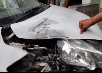 खड़ा ट्रेलर अचानक पीछे लुढ़का, बाईक – कार को टक्कर मार टीन शेड तोड़ा।