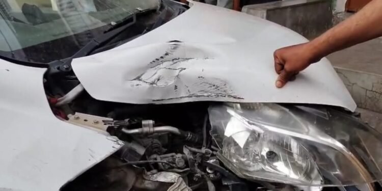 खड़ा ट्रेलर अचानक पीछे लुढ़का, बाईक – कार को टक्कर मार टीन शेड तोड़ा।