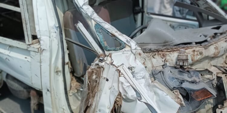 टीपर एव मैजिक  के टक्कर में मैजिक ड्राइवर की उपचार के दौरान मौत।