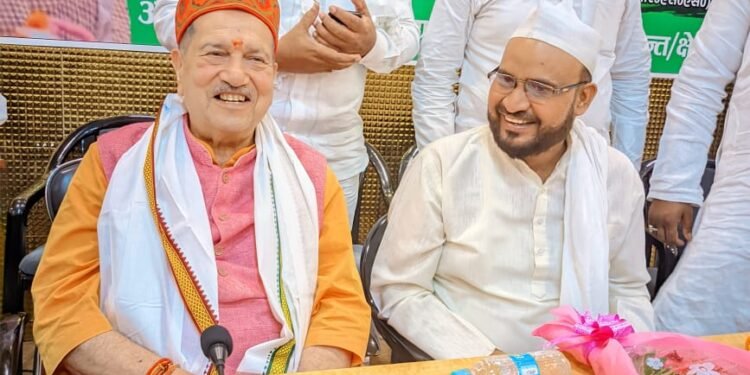 मुस्लिम राष्ट्रीय मंच के बैनर तले ” हम हैं हिंदुस्तानी ” विषय पर प्रबुद्ध व युवा गोष्ठी का आयोजन रावटर्सगंज सवेरा होटल में किया गया ।