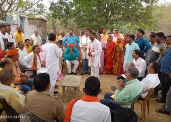 ग्रामीणों की जमीन पर ए सी सी कंपनी जबरन विद्युत टावर लेजाने को लेकर ग्रामीणों में आक्रोश।