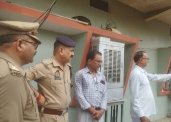 चोरों की तलाश में पुलिस जुटी हुई लाखों की चोरी।