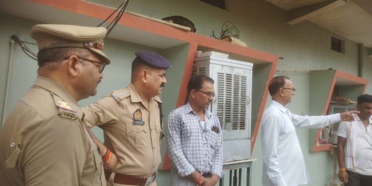 चोरों की तलाश में पुलिस जुटी हुई लाखों की चोरी।