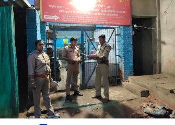 आबकारी टीम द्वारा कंपोजिट व देशी शराब दुकानों की गई जांच।