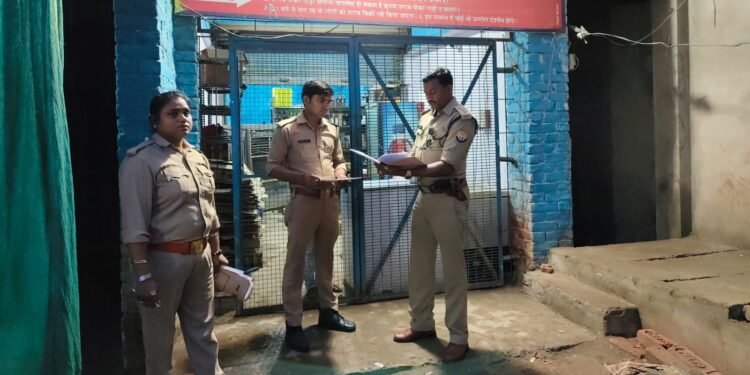 आबकारी टीम द्वारा कंपोजिट व देशी शराब दुकानों की गई जांच।