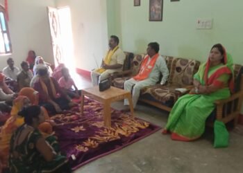 बघनरी बूथ संख्या 28 पर प्रधानमंत्री नरेंद्र मोदी के मन की बात सुनते ग्रामीण।