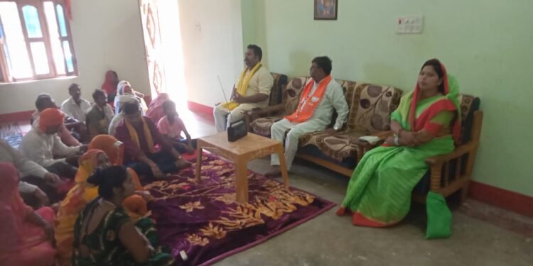 बघनरी बूथ संख्या 28 पर प्रधानमंत्री नरेंद्र मोदी के मन की बात सुनते ग्रामीण।