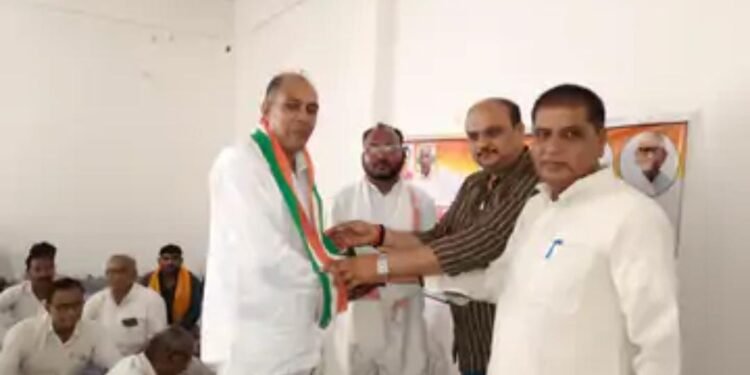 नगर पंचायत घोरावल के सभागार में कांग्रेस के कार्यकर्ताओं ने विधानसभा में संगठन सृजन अभियान के तहत किया गोष्ठी का आयोजन।