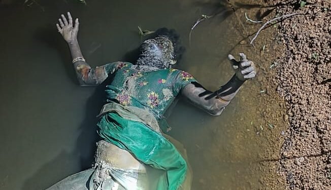 तालाब में उतराया मिला अज्ञात किशोरी का शव।