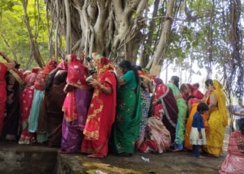 वट सावित्री पूजा में महिलाओं ने अपने पति के दीर्घायु होने की मंगल कामना की।