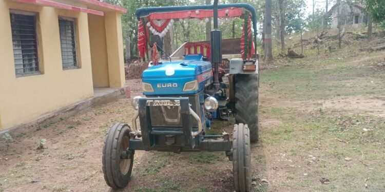 डीएफओ की छापेमारी में अवैध परिवहन करते ट्रैक्टर को पकड़कर किया गया सीज ।।