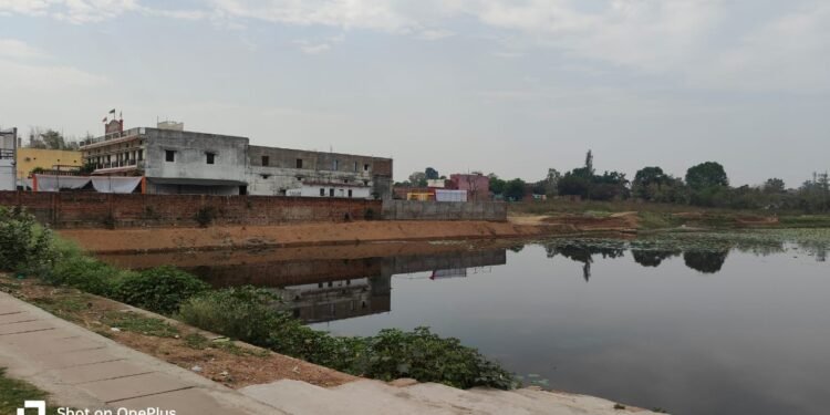 दुद्धी में सरकारी जमीनों पर कब्जा जारी, तालाब पोखरा सुर्खियों में।