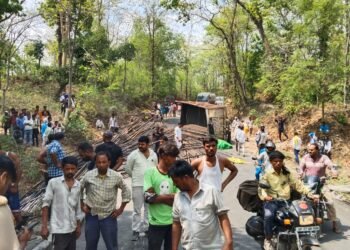 अनियंत्रित टेलर पलटने से केबिन में लगा आग ,ड्राइवर जिंदा जला।