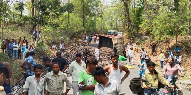 अनियंत्रित टेलर पलटने से केबिन में लगा आग ,ड्राइवर जिंदा जला।