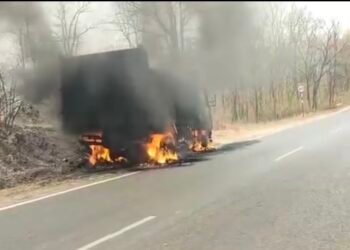 हाथीनाला थाना क्षेत्र के रीवा- रांची मार्ग स्थित हथवानी तिराहे के समीप एक टीपर संदिग्ध परिस्थितियों में आग लगने से।।