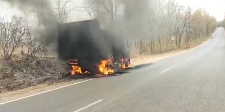 हाथीनाला थाना क्षेत्र के रीवा- रांची मार्ग स्थित हथवानी तिराहे के समीप एक टीपर संदिग्ध परिस्थितियों में आग लगने से।।