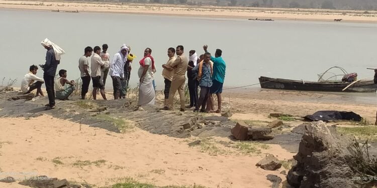 व्यक्ति का तीसरे दिन सोन नदी किनारे उतराया मिला शव, परिजनों में मचा कोहराम।