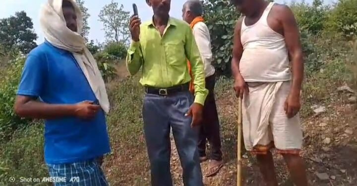 कोन वन रेंज में माफियाओं का कहर, लोगों ने किया वन विभाग के खिलाफ जोरदार प्रदर्शन, नहीं हो रही कोई सुनवाई।।