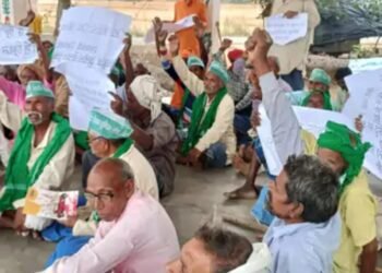 चकबंदी में अनियमितता के विरोध में किसानों का धरना प्रदर्शन 13 वे दिन भी जारी है।