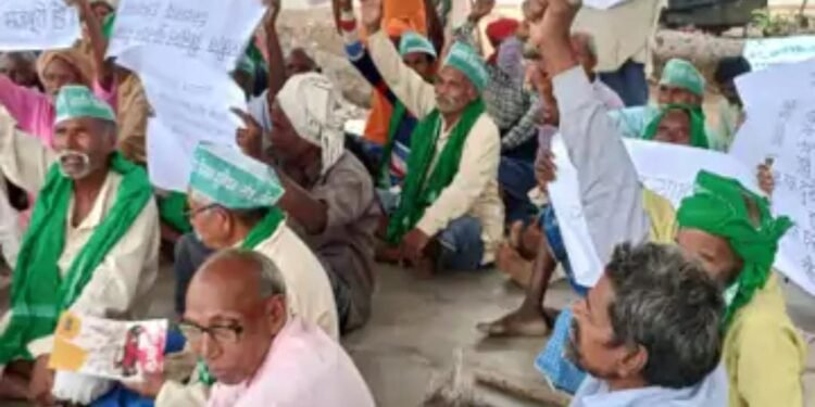 चकबंदी में अनियमितता के विरोध में किसानों का धरना प्रदर्शन 13 वे दिन भी जारी है।