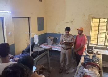 सड़क दुर्घटना में एक युवक की मौत दो गंभीर।