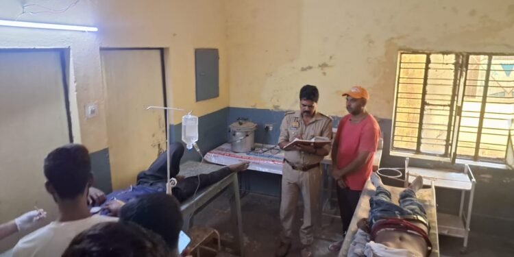 सड़क दुर्घटना में एक युवक की मौत दो गंभीर।