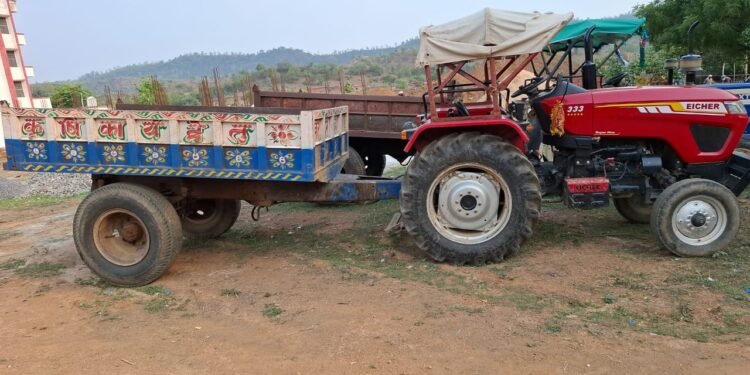 अवैध खनन परिवहन में वांछित अभियुक्त का ट्रैक्टर ट्राली को पुलिस ने किया जब्त।