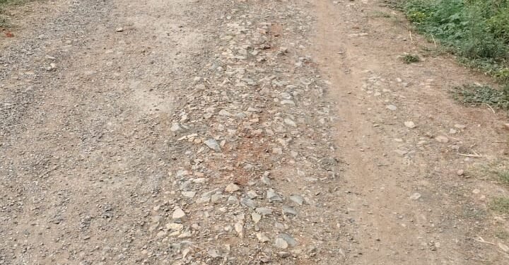 मरम्मत के अभाव में बारी महेवा सड़क पर चलना हुआ दुश्वार, ग्रामीणों मे आक्रोश।