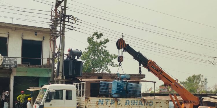 बीजपुर में बदला ट्रांसफार्मर लोगो ने ली राहत की सांस।