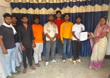 खेल मैदान की मांग कर रहे युवाओं ने चेयरमैन को सुनाई व्यथा।