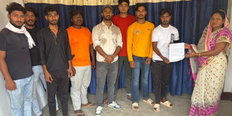 खेल मैदान की मांग कर रहे युवाओं ने चेयरमैन को सुनाई व्यथा।