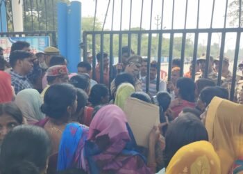 अघोषित बिजली कटौती से क्षुब्ध ग्रामीणों ने एनटीपीसी स्वागत गेट बंद कर किया चक्का जाम ।।