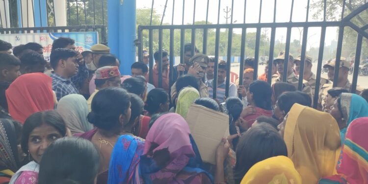 अघोषित बिजली कटौती से क्षुब्ध ग्रामीणों ने एनटीपीसी स्वागत गेट बंद कर किया चक्का जाम ।।